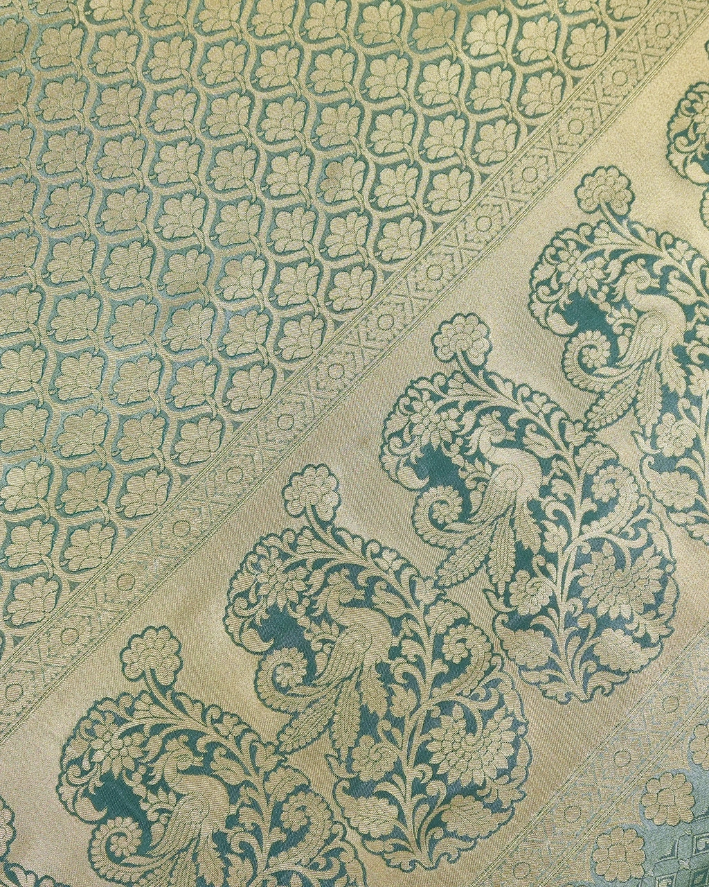 Elegant Green Kanjivaram Silk Saree with Floral Jaal Zari and Contrast Border