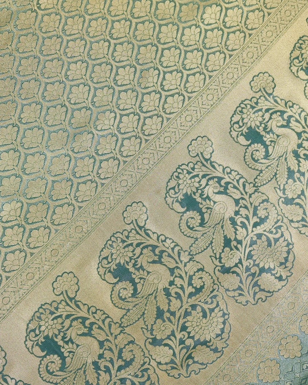 Elegant Green Kanjivaram Silk Saree with Floral Jaal Zari and Contrast Border