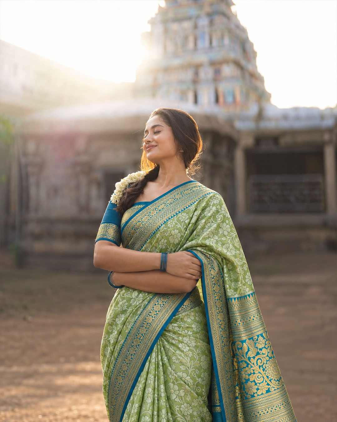 Green Kanjivaram Silk Saree with All-Over Floral Jaal Pattern with Contrast Peacock Blue Border