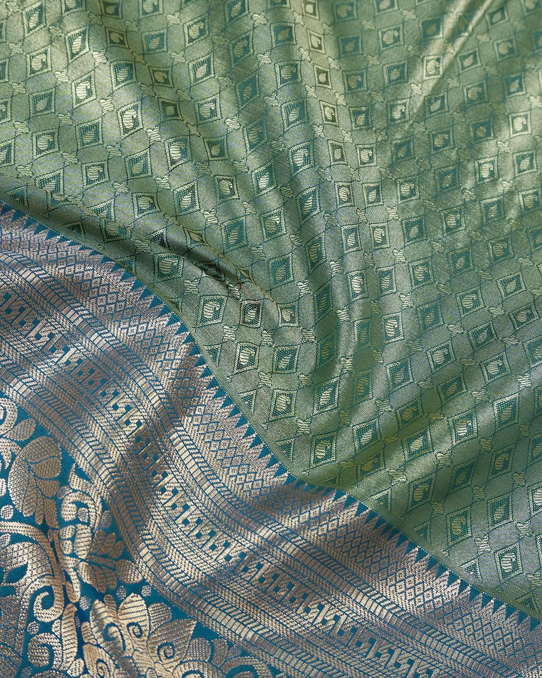 Elegant Green Kanjivaram Silk Saree with Floral Jaal Zari and Contrast Border