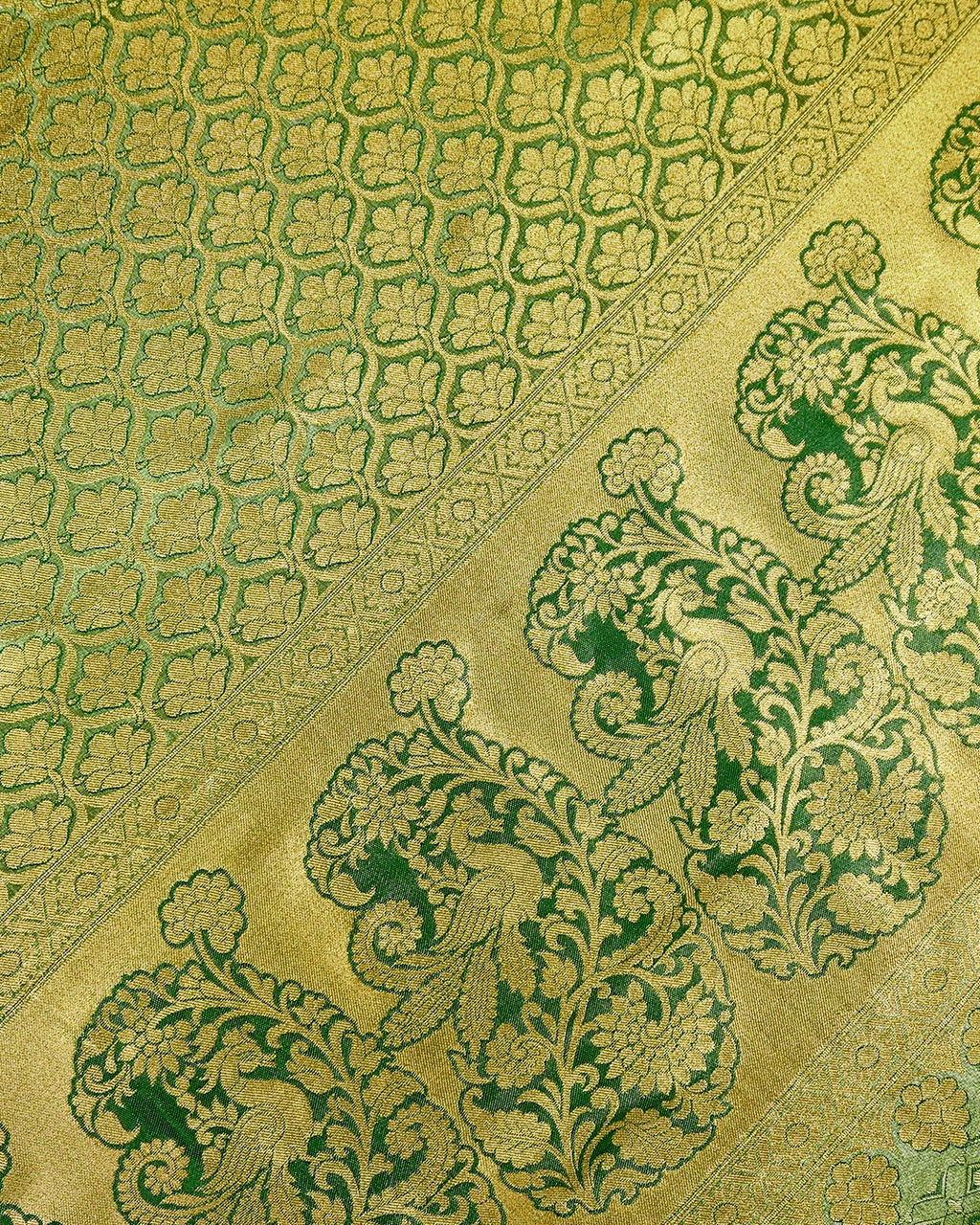 Elegant Green Kanjivaram Silk Saree with Floral Jaal Zari and Contrast Border