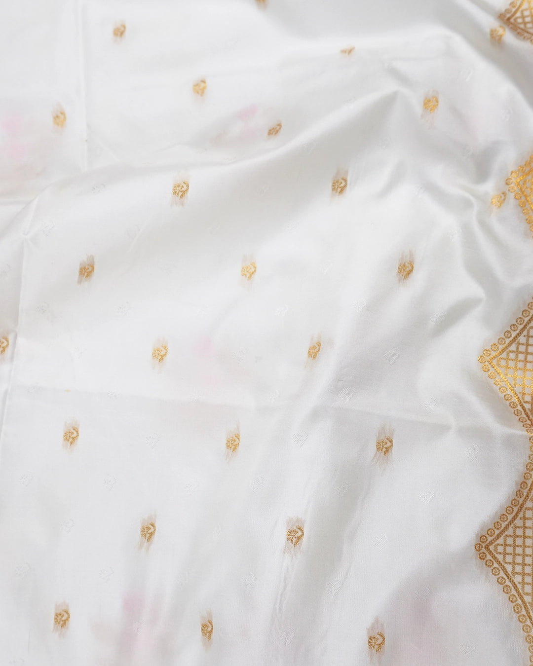 White Banarasi Silk Saree with Detailed Botanical Floral Meenakari Jaal Weaves